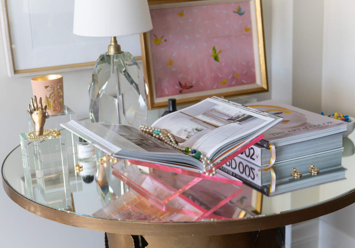 Support à Livres Blush en Acrylique et Laiton avec Marque-page Fait Main pour Étagères