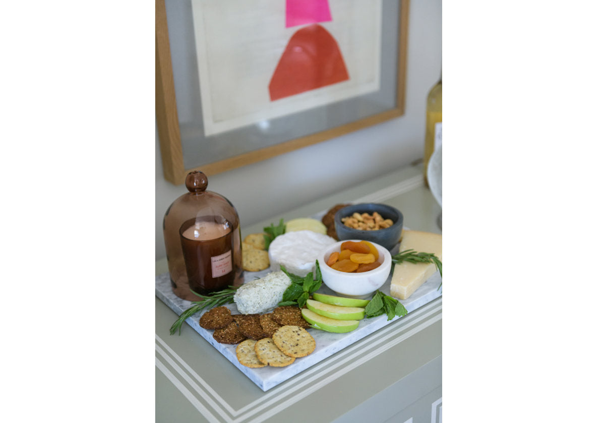 Plat à bougie et cloche en verre élégants avec ambiance en couches pour le salon