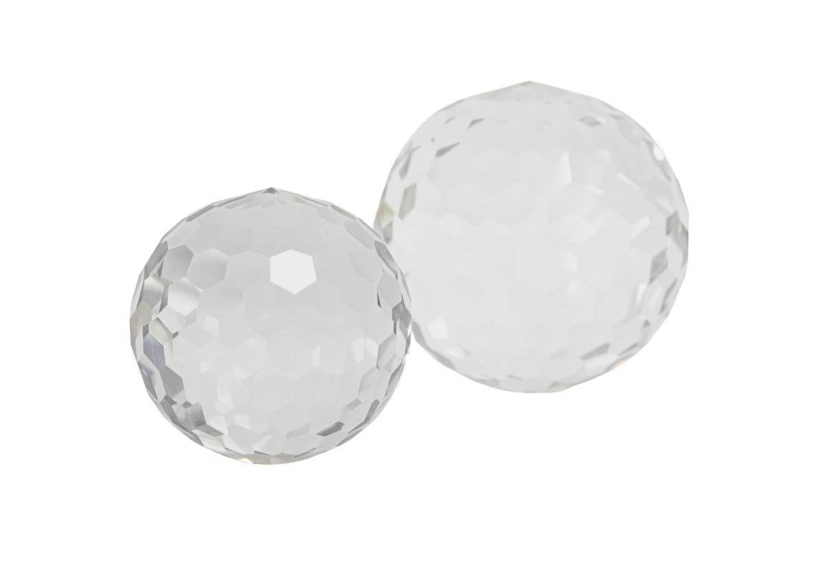 Orbe en cristal K1 facetté au design glamour et compact pour étagères et table basse