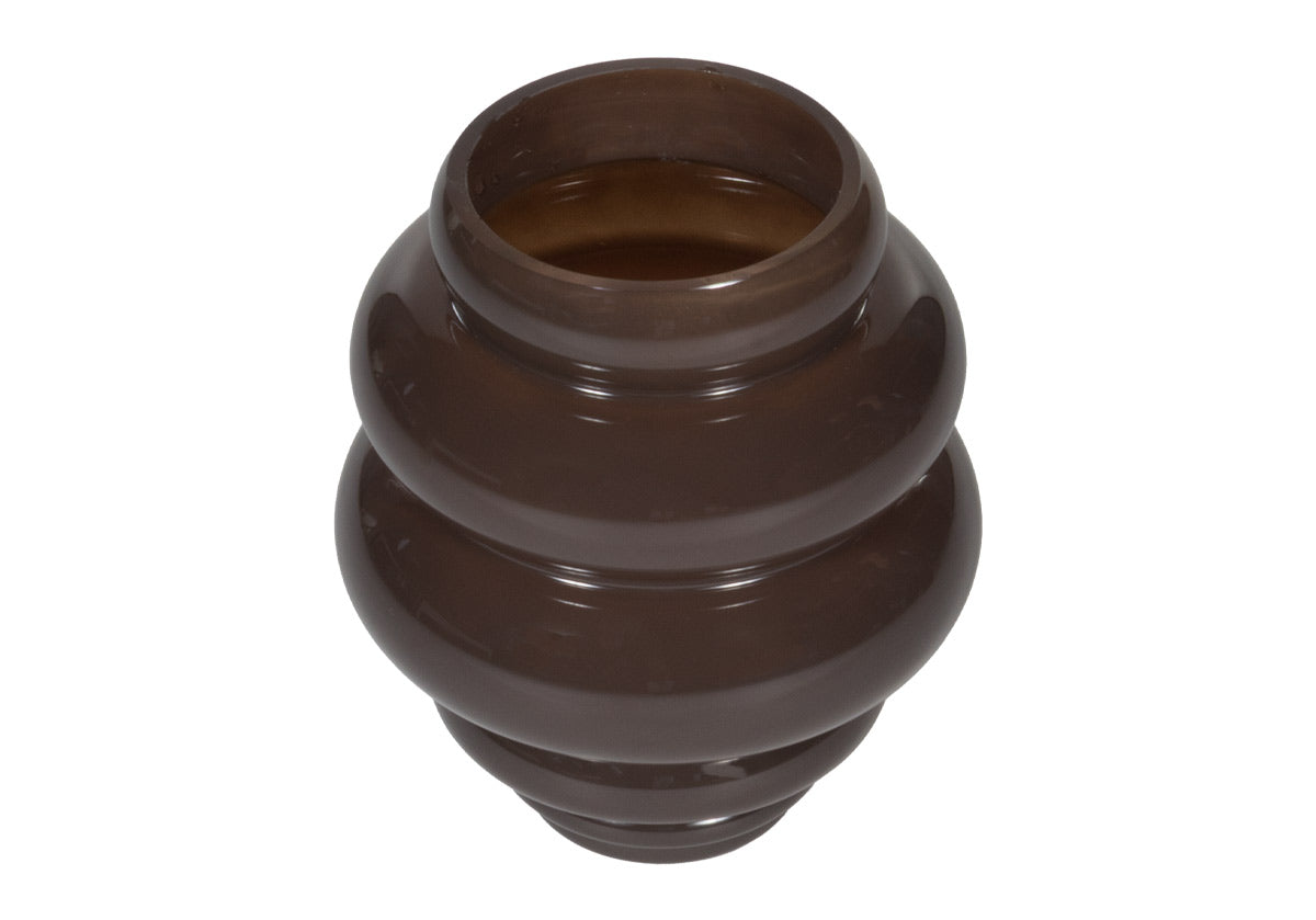 Vase sculptural en verre teinté cacao avec texture à canaux horizontaux pour le salon