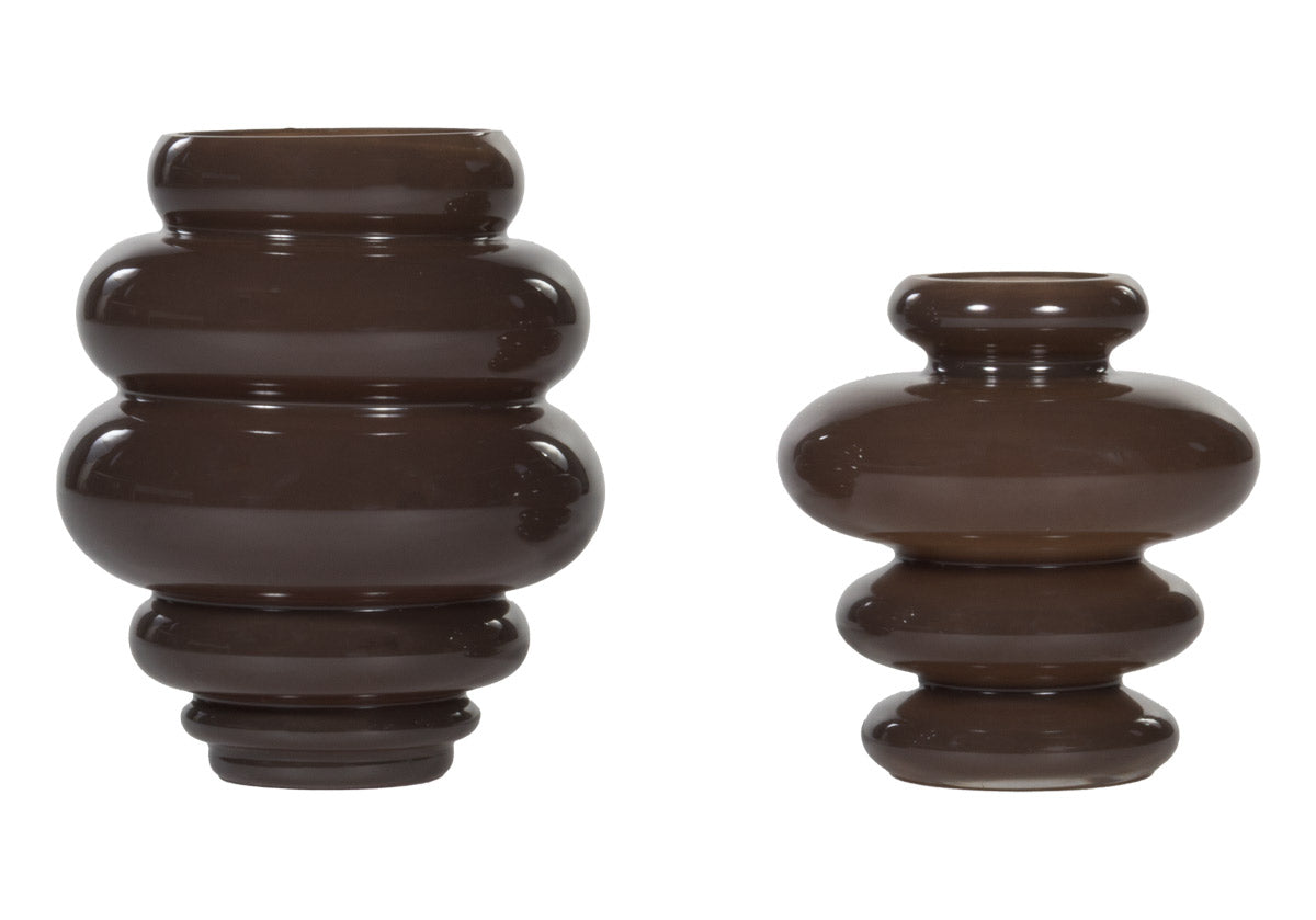 Vase sculptural en verre teinté cacao avec texture à canaux horizontaux pour le salon