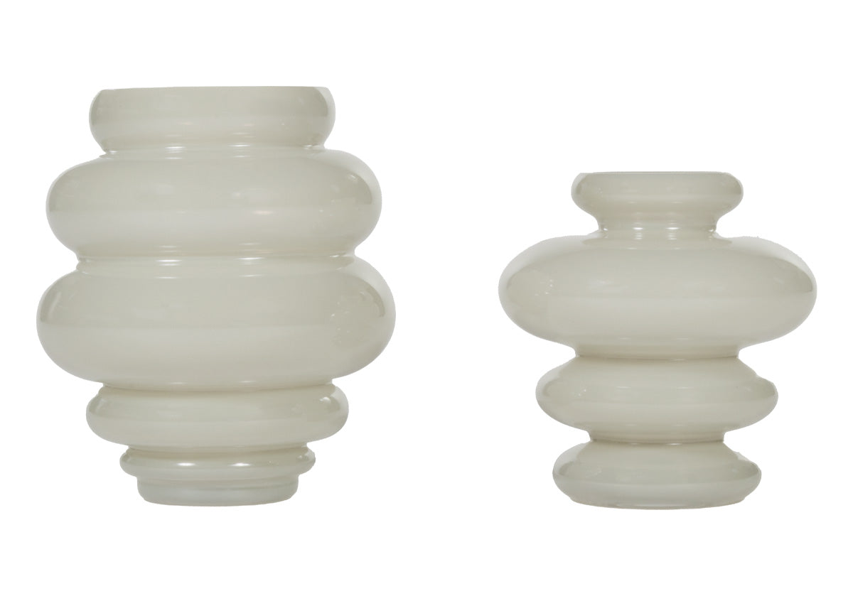 Vase sculptural en verre gris avec texture striée horizontale pour salon