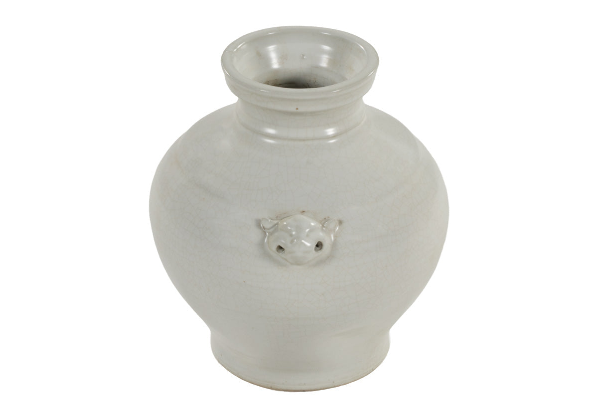 Pot en céramique vieillie couleur ivoire, orné d'une gargouille et d'une touche d'élégance européenne, idéal pour console et table à manger.