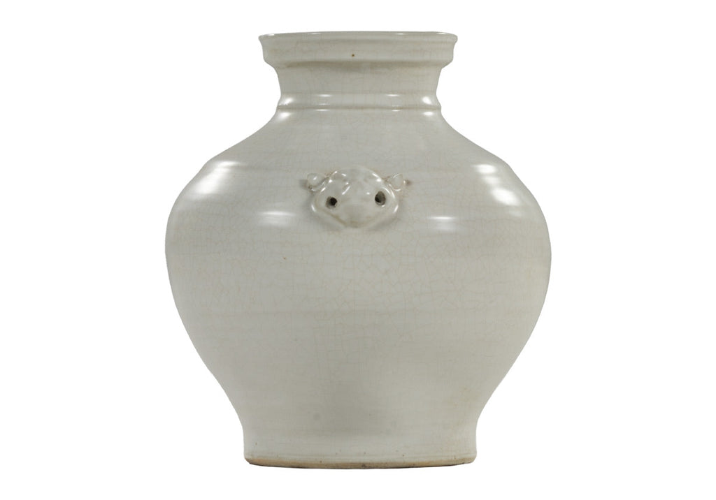 Pot en céramique vieillie couleur ivoire, orné d'une gargouille et d'une touche d'élégance européenne, idéal pour console et table à manger.