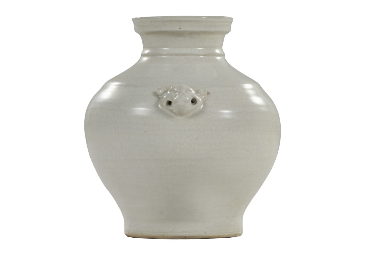Pot en céramique vieillie couleur ivoire, orné d'une gargouille et d'une touche d'élégance européenne, idéal pour console et table à manger.