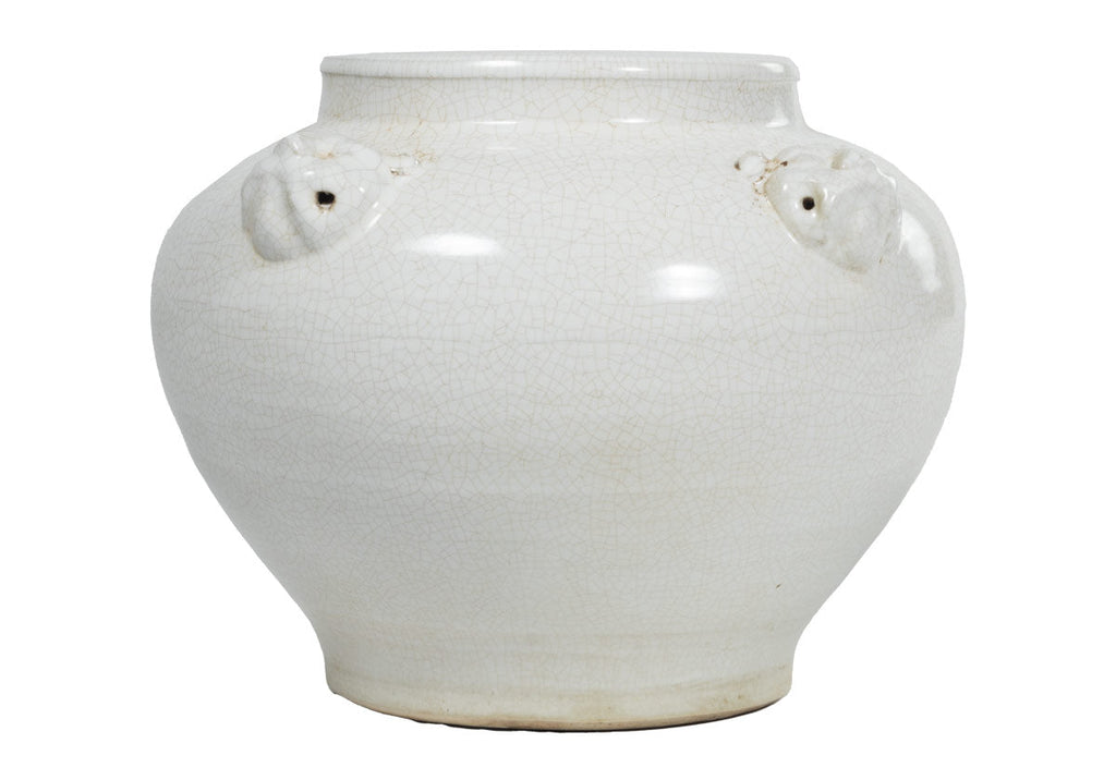 Pot en céramique vieillie couleur ivoire, orné d'une gargouille et d'une touche d'élégance européenne, idéal pour console et table à manger.