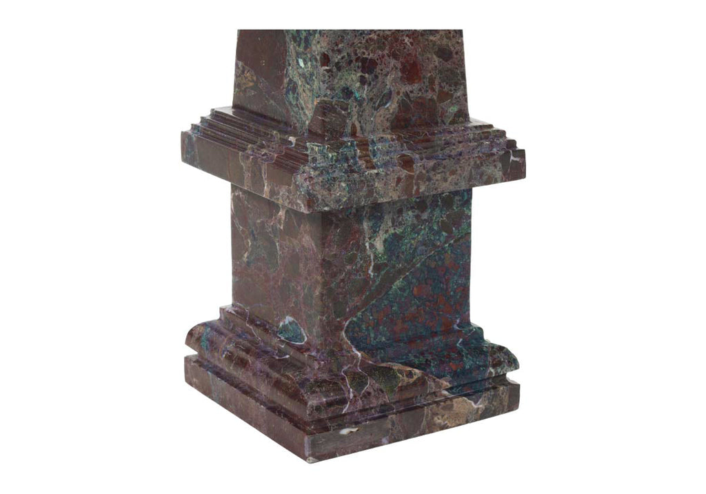 Obélisque en marbre sculpté avec veinage organique pour cheminée et console