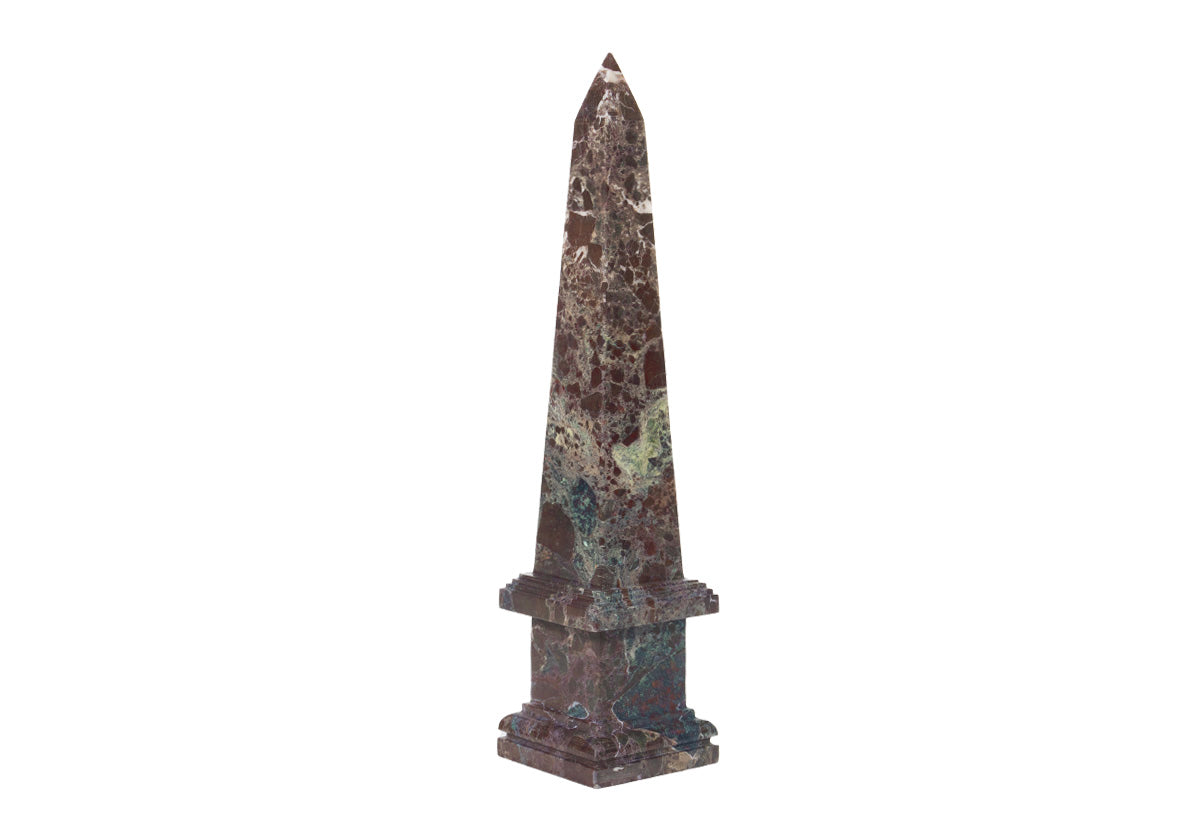 Obélisque en marbre sculpté avec veinage organique pour cheminée et console