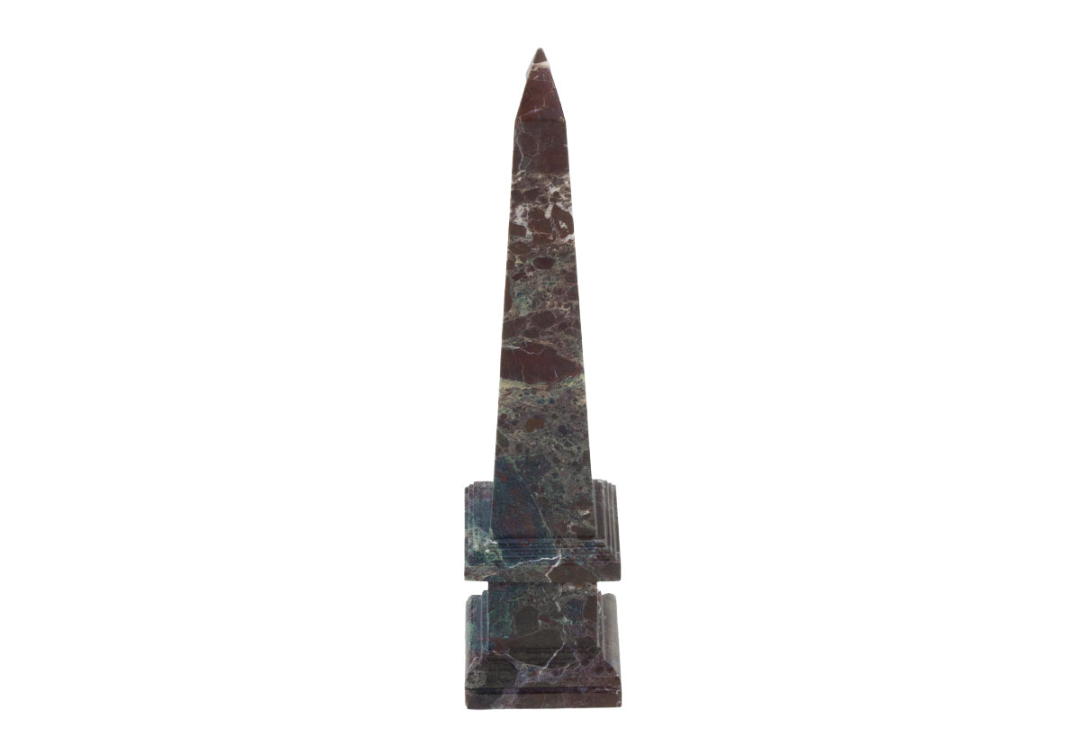 Obélisque en marbre sculpté avec veinage organique pour cheminée et console
