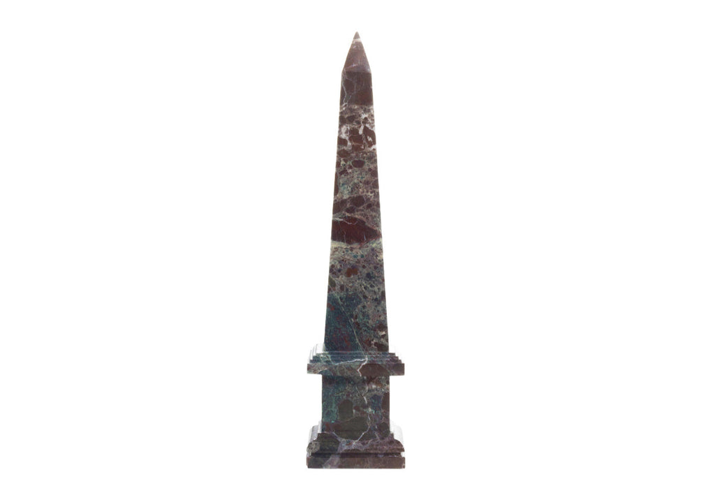 Obélisque en marbre sculpté avec veinage organique pour cheminée et console