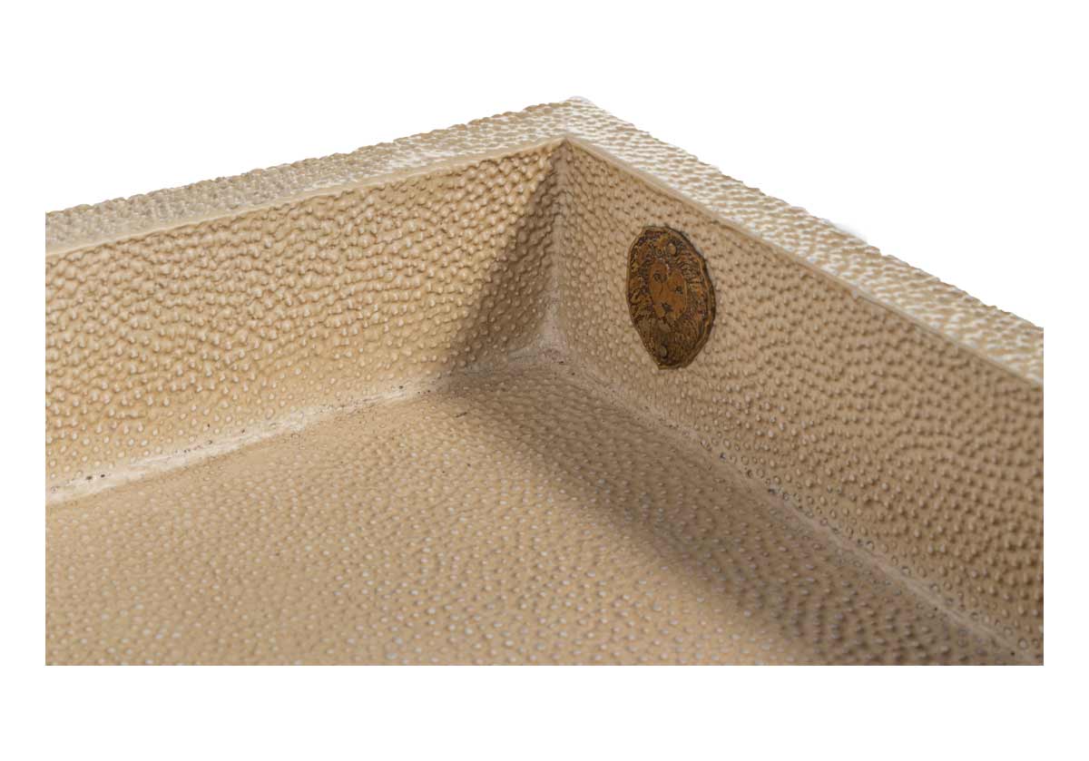 Plateau laqué texturé façon galuchat avec finition os riche pour bureau et table de chevet