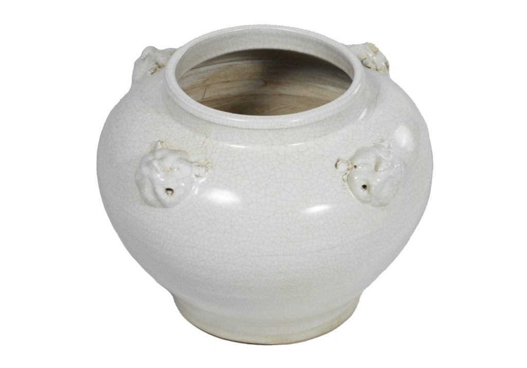 Pot en céramique vieillie couleur ivoire, orné d'une gargouille et d'une touche d'élégance européenne, idéal pour console et table à manger.