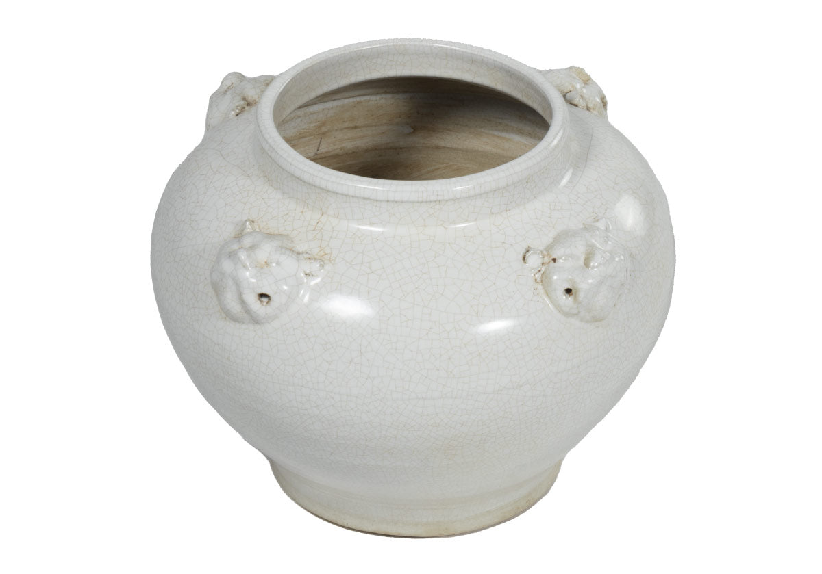 Pot en céramique vieillie couleur ivoire, orné d'une gargouille et d'une touche d'élégance européenne, idéal pour console et table à manger.