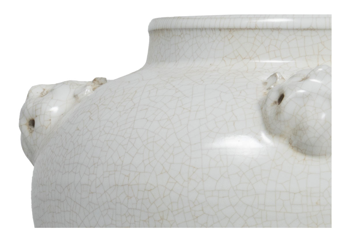 Pot en céramique vieillie couleur ivoire, orné d'une gargouille et d'une touche d'élégance européenne, idéal pour console et table à manger.