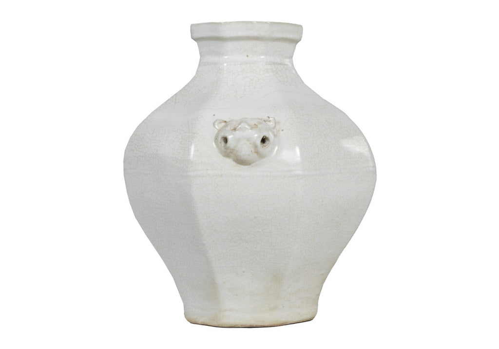 Pot en céramique vieillie couleur ivoire, orné d'une gargouille et d'une touche d'élégance européenne, idéal pour console et table à manger.
