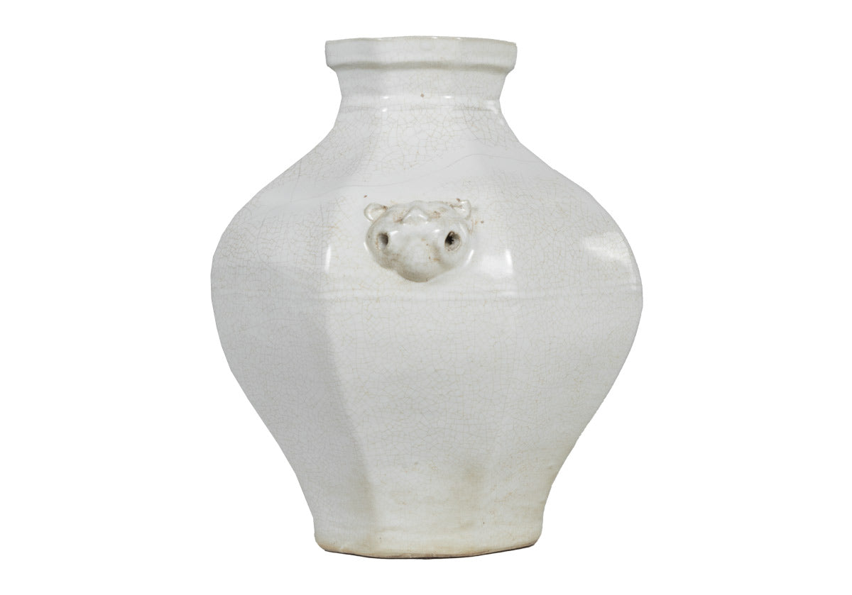 Pot en céramique vieillie couleur ivoire, orné d'une gargouille et d'une touche d'élégance européenne, idéal pour console et table à manger.