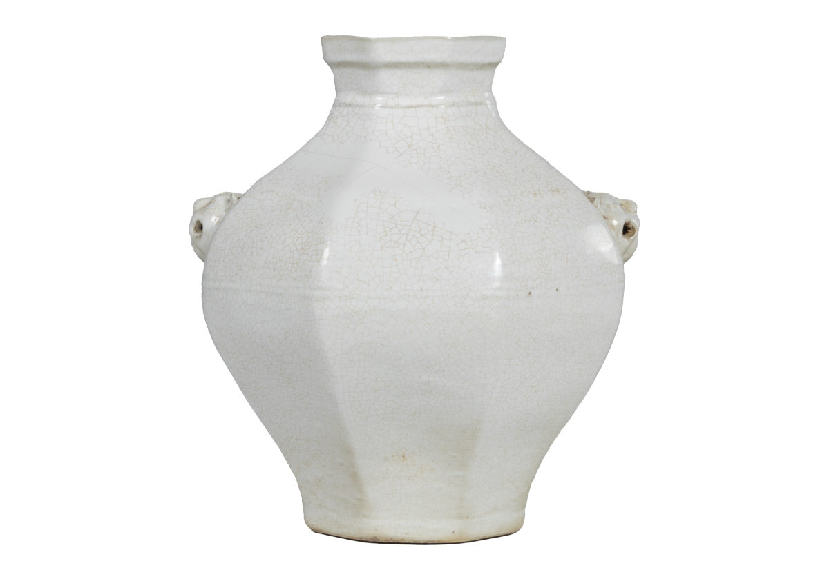 Pot en céramique vieillie couleur ivoire, orné d'une gargouille et d'une touche d'élégance européenne, idéal pour console et table à manger.